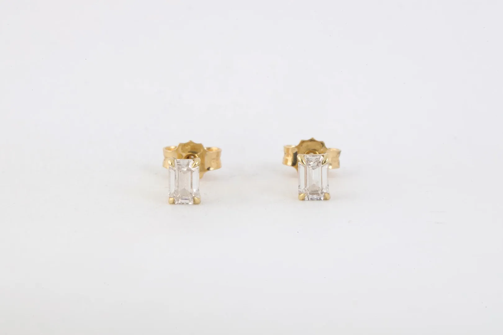 18k Yellow Gold 0.60tcw Emerald Cut Diamond Stud Earrings (1.02g.)