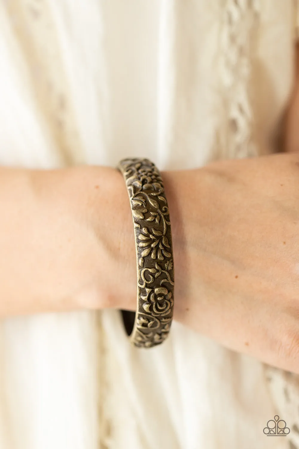 Paparazzi Bracelet ~ Victorian Meadow - Brass